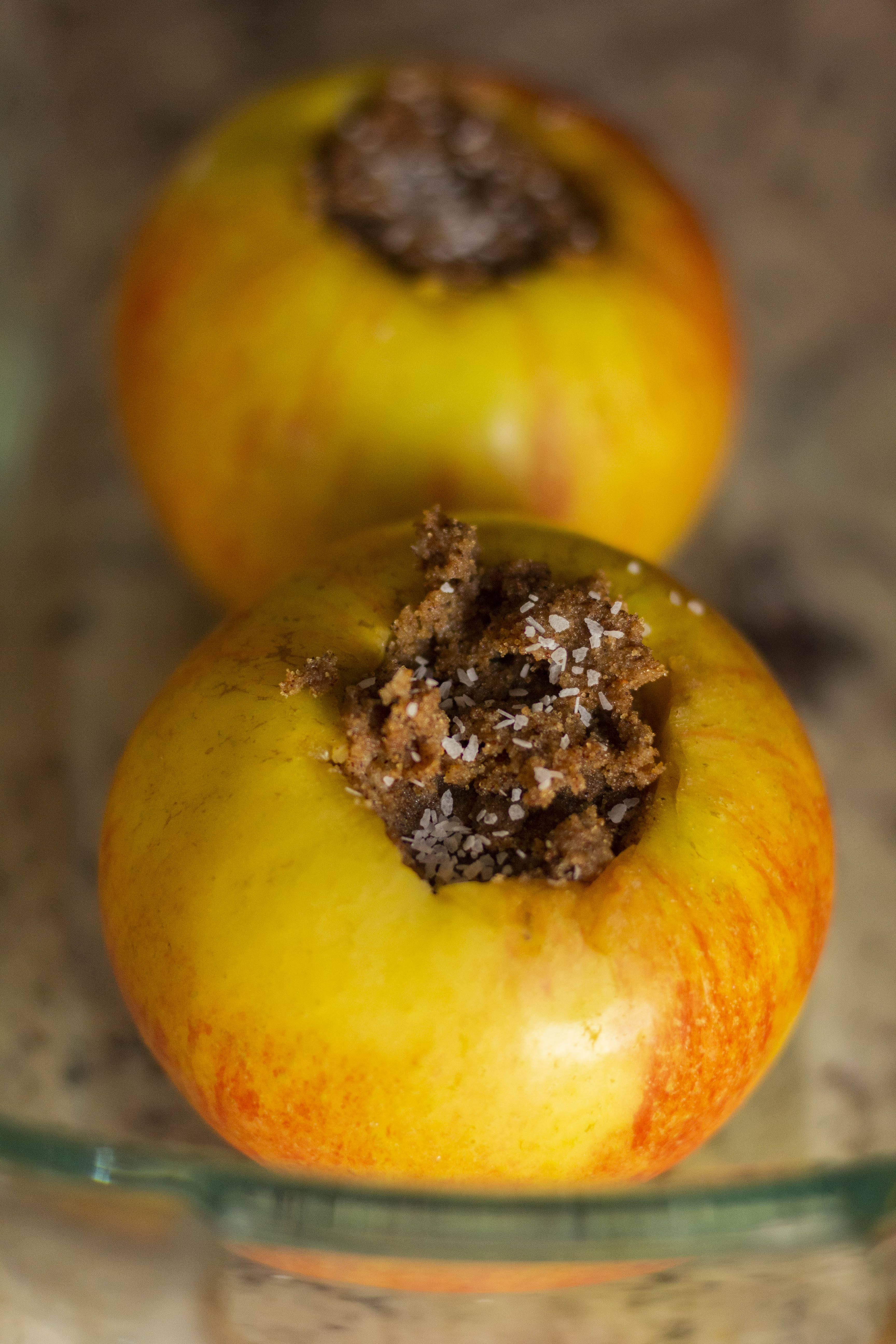apples in water and container