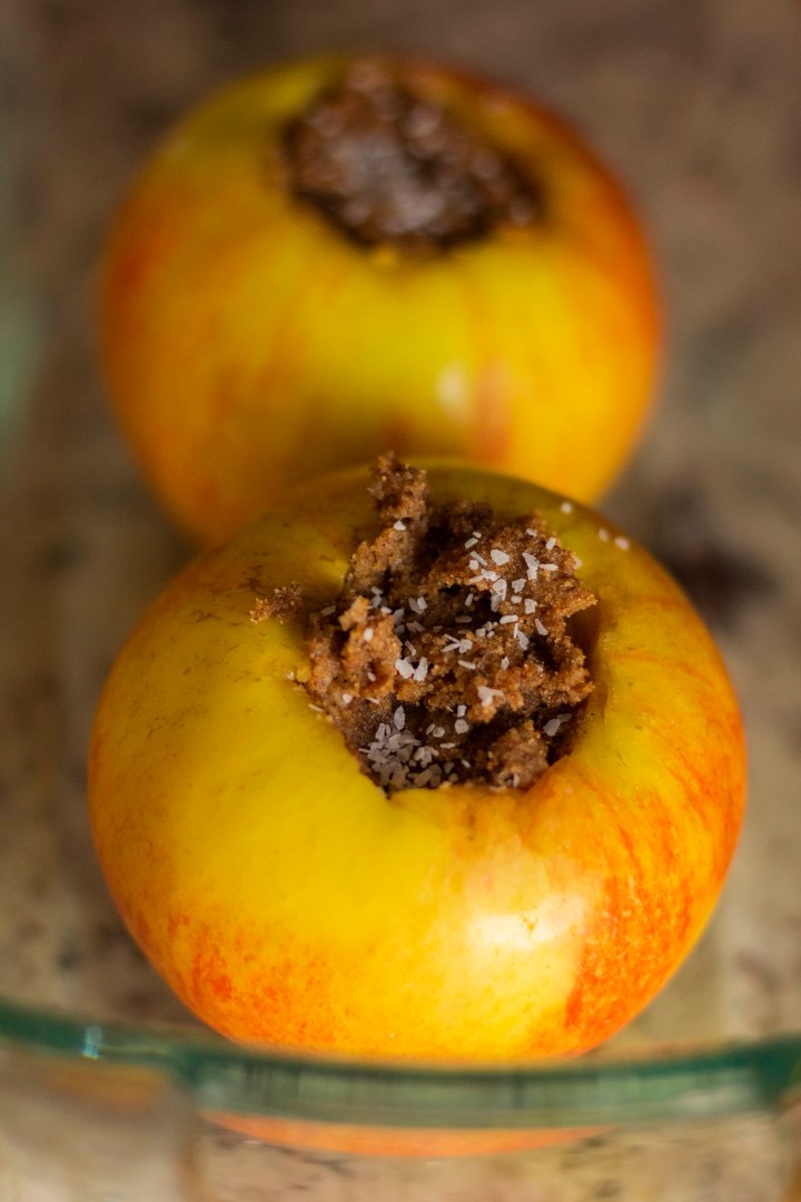 apples in water and container